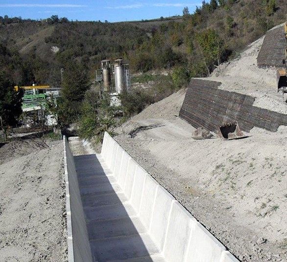 Canale prefabbricato a sezione trapezia posato in campagna