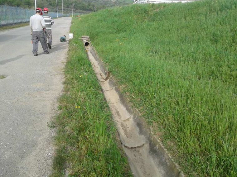 Canaletta realizzata con geotessuto armato in cemento su scarpata erbosa