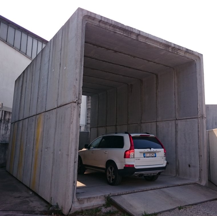 Scatolare di grandi dimensioni in due elementi a U con un'automobile all'interno
