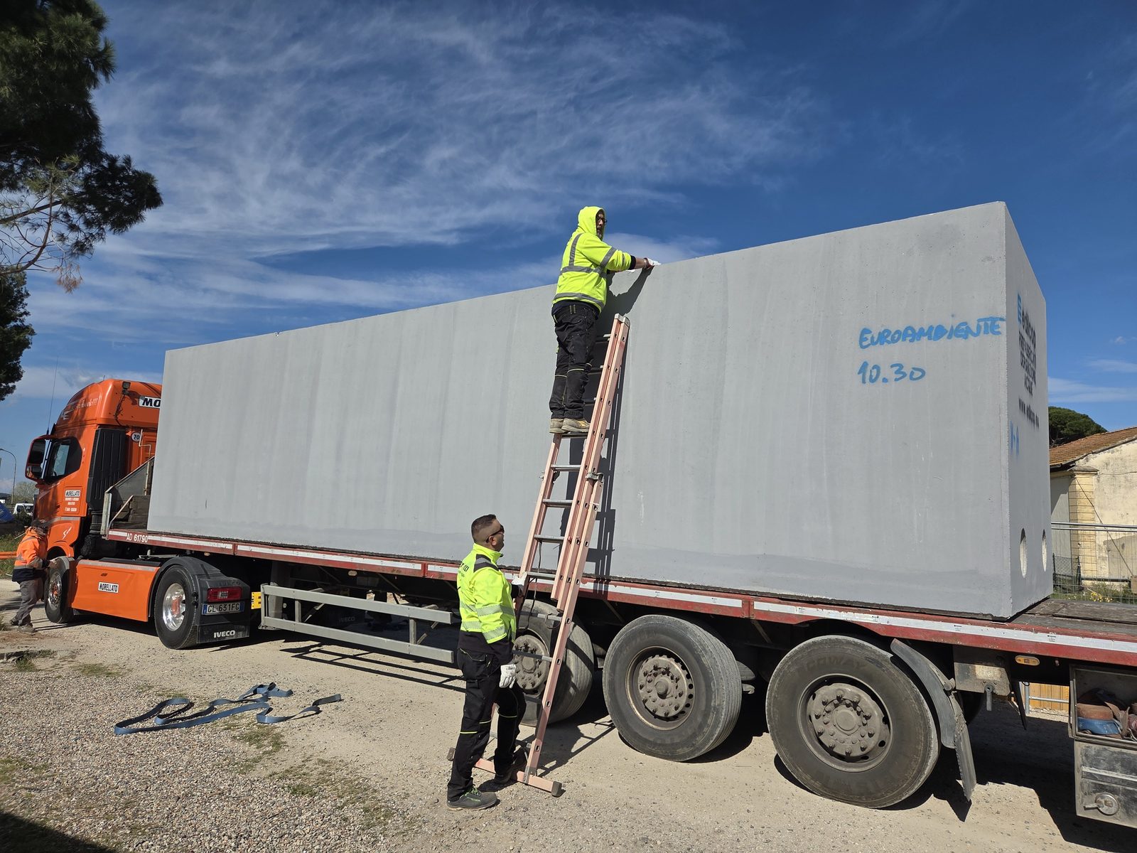 Arrivo in cantiere di una vasca prefabbricata in calcestruzzo su autotreno