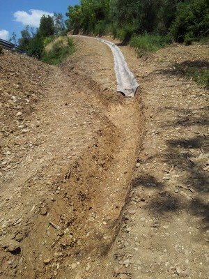 Canalette al Bargino - posizionamento geotessuto CC nel canale su cantiere Bargino