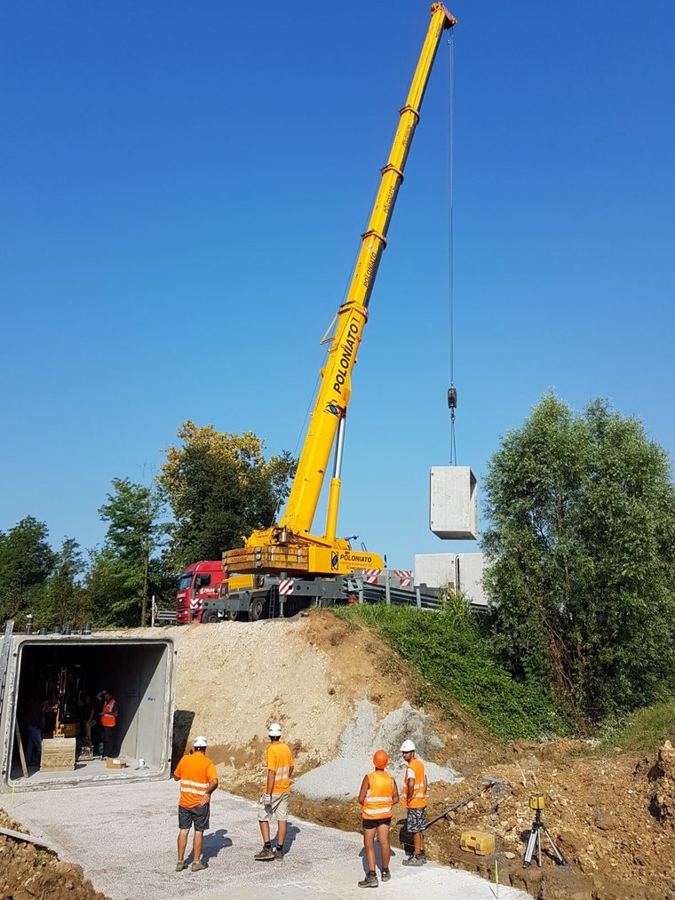 Scatolari prefabbricati - posa scatolari su cantiere di Sasso Marconi