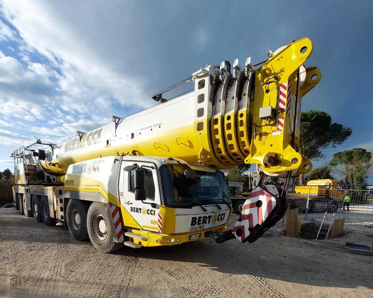 Vasche prefabbricate a Venturina - arrivo autogru per posa vasche prefabbricate