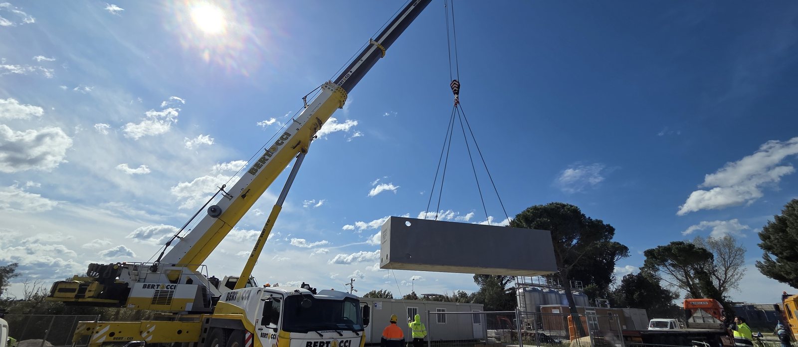 Grande vasca prefabbricata Euroambiente sul pianale del camion, pronta per la posa