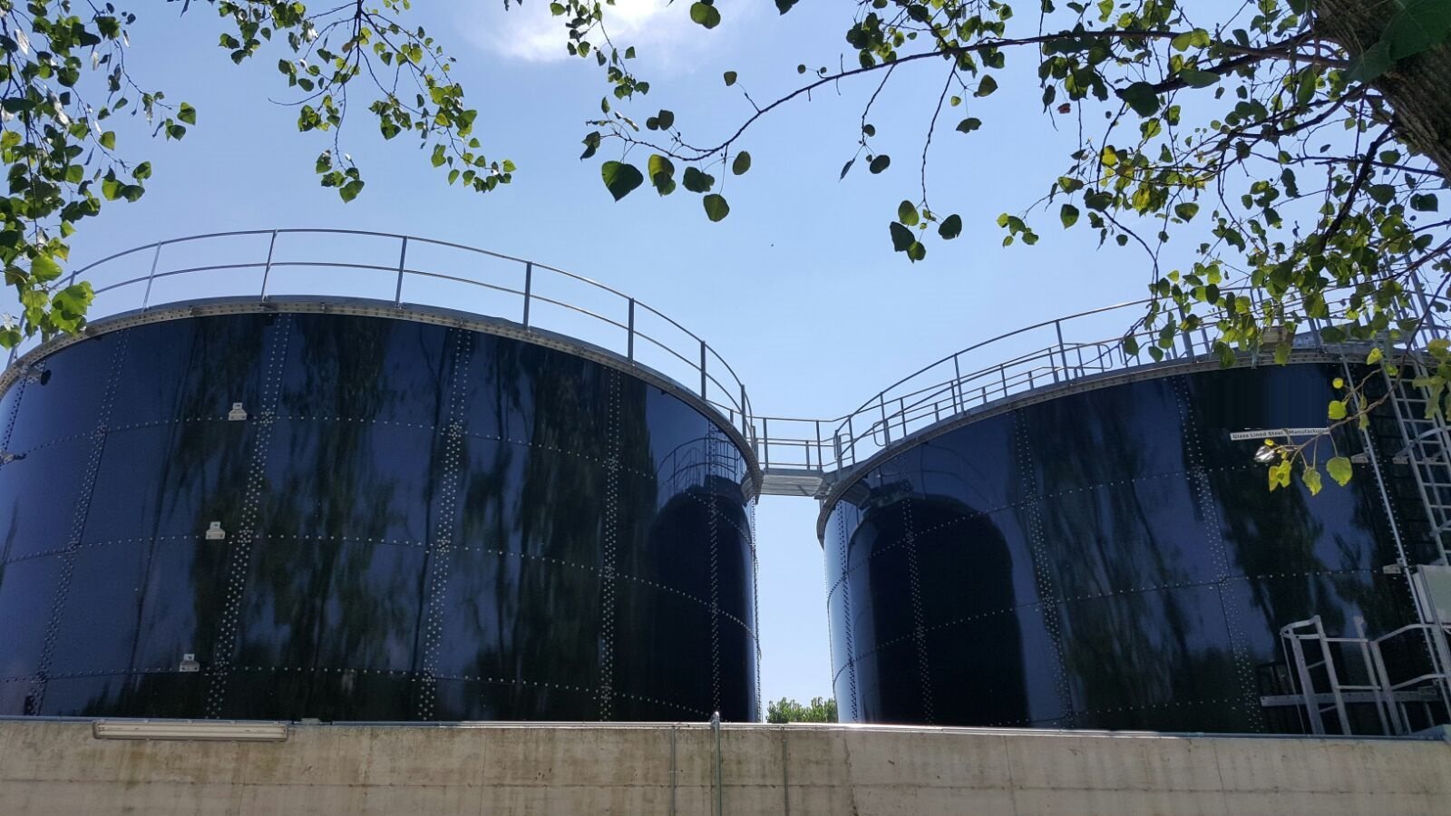 Serbatoi fuori terra in vetro-fuso-acciaio accoppiati in esercizio